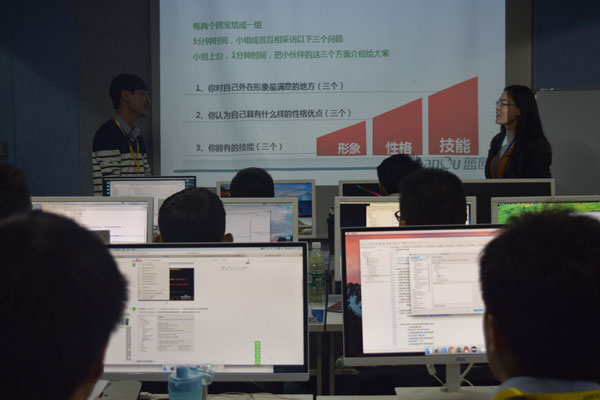 没想到我们的第一次见面就是记者问答