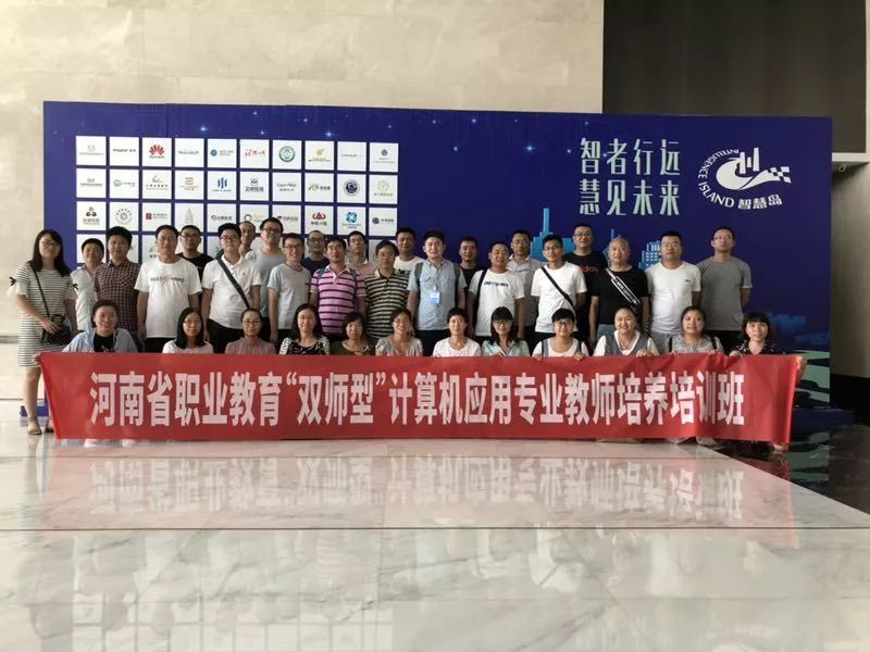 郑州UI培训|蓝鸥师资培训老师参观体验上市企业，深入企业学习！